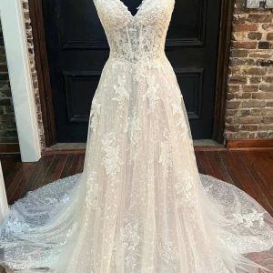 Elegant brudklänning i spets i en linje