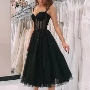 Elegant svart prickig genomskinlig kort brudklänning i tyll