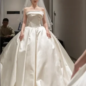 Elegant axelbandslös sidenbollklänning för bröllop