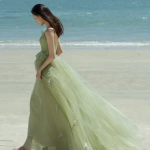 Flowy Sage Green Boho Beach Bröllopsklänning
