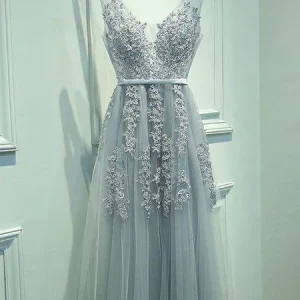 Grå lång V-ringad balklänning i spets i tyll