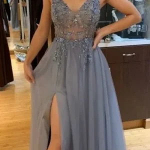 Grå genomskinlig balklänning med sidoslits