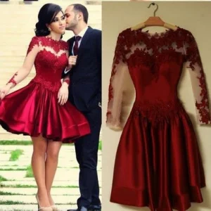 Långärmad röd hemkomstklänning med ärmar