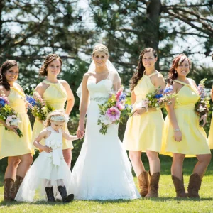 Grimma Gul Mini Kort Lång Satin Rustik Lantlig Brudtärnklänning med Cowboystövlar