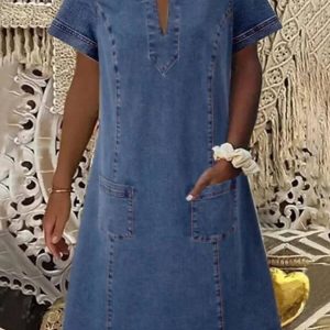 Janina – Somrig Jeansklänning med V-ringning
