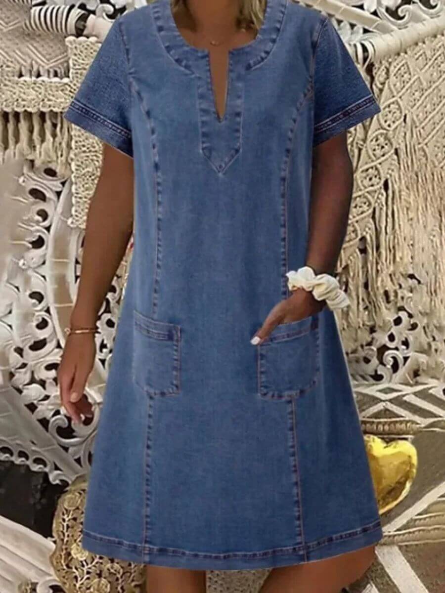 Janina – Somrig Jeansklänning med V-ringning - Bild 2