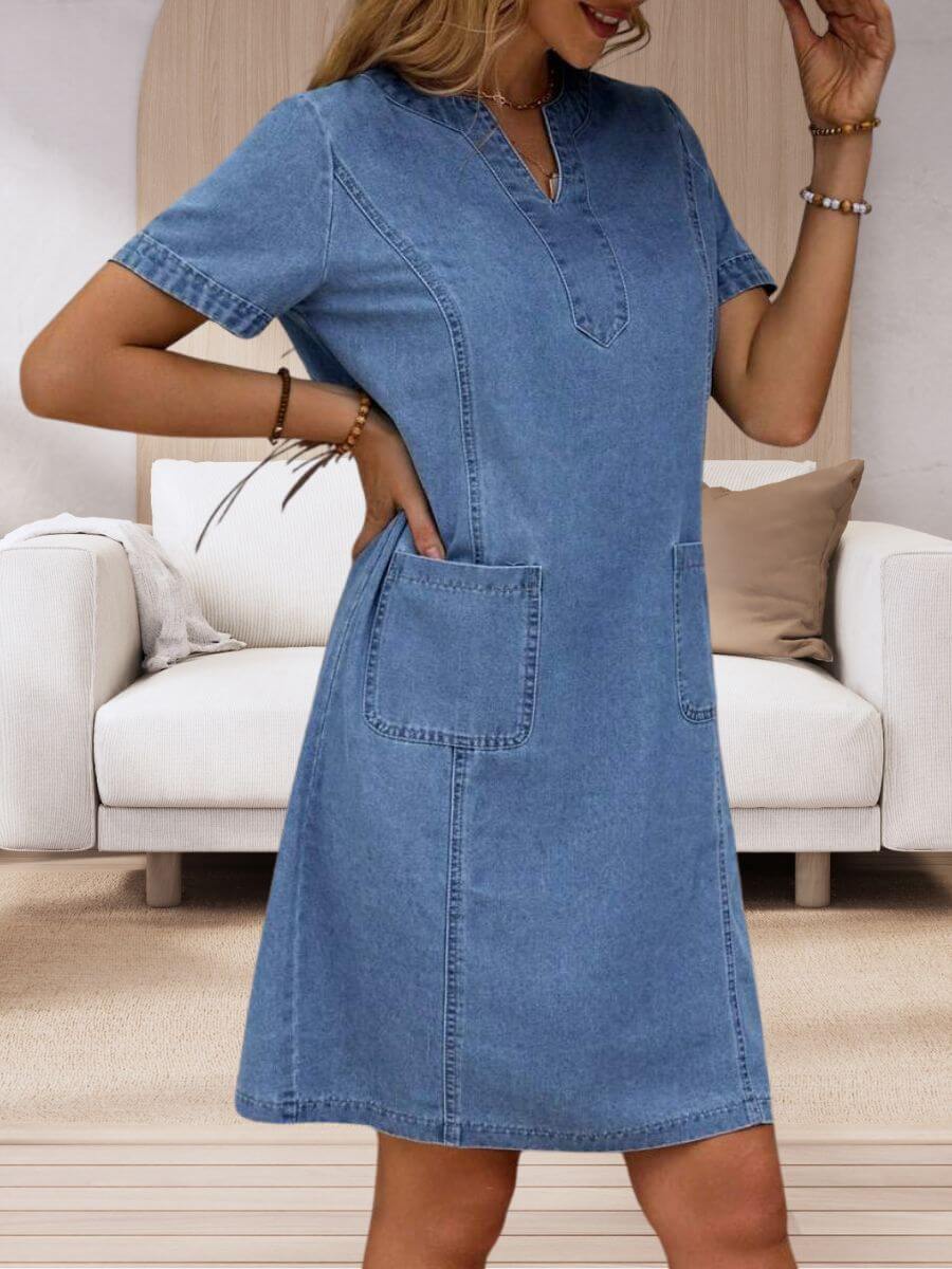 Janina – Somrig Jeansklänning med V-ringning - Bild 4