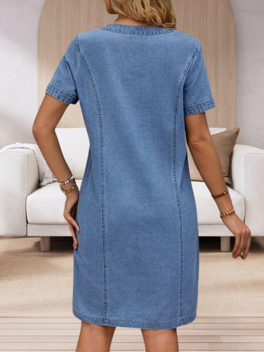 Janina – Somrig Jeansklänning med V-ringning - Bild 5