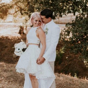 Modern Halter Tvådelad Brudklänning Separerar Bröllopsklänning med spets Hi-Lo kjol