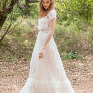 Modern romantisk tvådelad spetsbröllopsklänning med öppen rygg