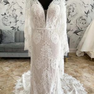 Modest Långärmad Spets Slida Bröllopsklänning