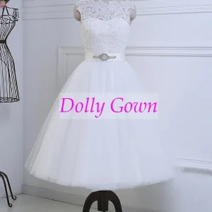 Modest kort te-lång spetsbröllopsklänning med tyllbotten