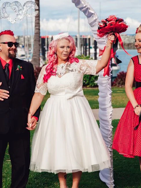 Plus Size Vintage Tea Längd Spets Bröllopsklänning med ärmar för plus size dam - Bild 2