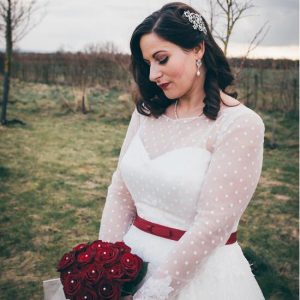 Prisvärd retrostil 50-tals prickiga telång bröllopsklänning med långa spetsapplikationer manschettärmar