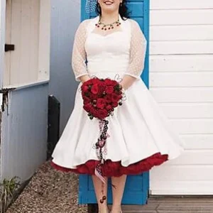 Retro kort lantlig bröllopsklänning Tea Längd Grimma 50-tal Bröllopsklänning med Polka Dot Bolero