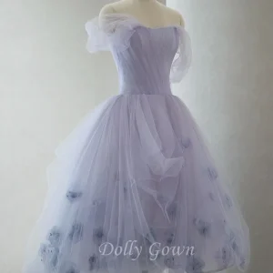 Romantisk Lavendel Tyll Kort Unik Asymmetrisk Färgad Bröllopsklänning