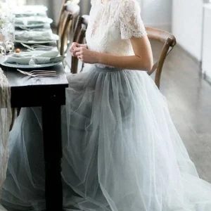 Romantisk Rustik Spets Kortärmad Crop Top Bröllopsklänning med grå tyllkjol