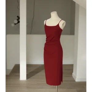 Romantisk feminin vinröd klänning i fodral