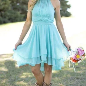 Rustik sofistikerad grimma blå chiffong kort brudtärnklänning med stövlar