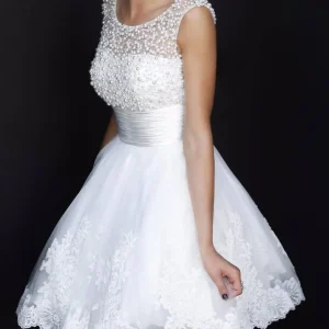 Kort vit enkel bröllopsklänning dekorerad med pärlor