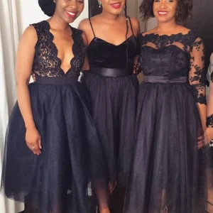 Snygga korta svarta brudtärnaklänningar i spets