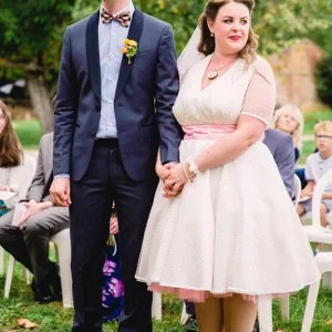 Enkel lantlig kort prickig bröllopsklänning med korta ärmar