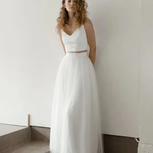 Enkel tvådelad bröllopstopp och tyllkjol