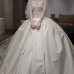 Axelbandslös sidenbollklänning Cathedral Bröllopsklänning