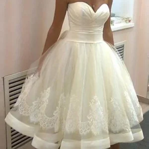 Axelbandslös Sweetheart A-linje 50-talsstil te-lång bröllopsklänningar med satinbindning nederkant