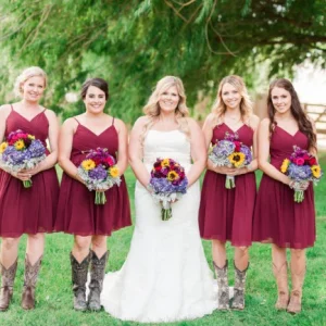 Sommar Burgundy Spaghetti Strapless Korta Brudtärnklänningar med Cowgirl Boots
