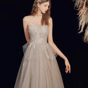 Tyll Flowy Boho ljusgrå balklänning