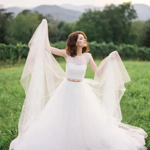 Unik spetsmössa ärmar Crop Top Brudklänning Separerar tvådelad bröllopsklänning med tyllkjol