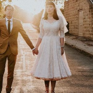 Rustik Kort Vintage Spets V-ringad Te Längd Country Style Bröllopsklänning