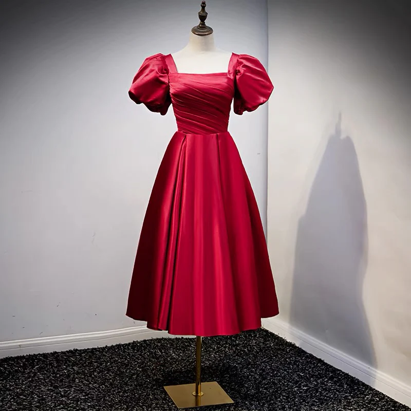 Vintageinspirerad röd kort brudtärnklänning med ärmar - Bild 6