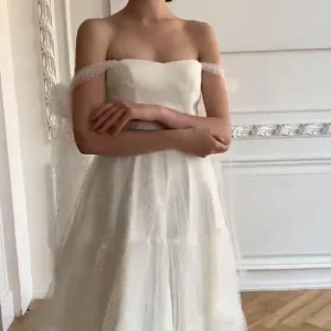 Vit Polka Dot Flowy Kort Bröllopsklänning