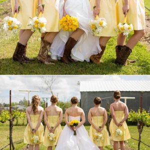 Gula korta axelbandslösa brudtärnaklänningar med stövlar i lantlig stil