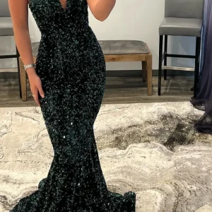 Stunning Sequin Dark Green V-Neck Mermaid Prom Gown for Elegant Evenings