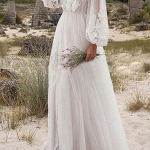 Bröllopsklänning i tyll med spets och bubbelärm och transparent livstycke