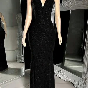 Elegant Sleeveless Black V-Neck Mermaid Prom Dress with Dazzling Sequin Embellishments