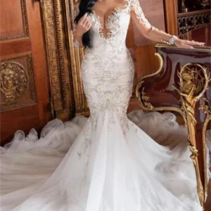 Långärmad sjöjungfruklänning med spetsapplikationer och kapellsläp