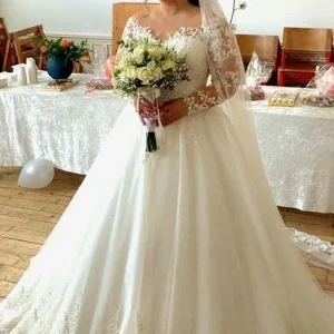 Glamorous A-Line Floral Lace Wedding Dress Long Sleeve V-Neck Bridal Gown
