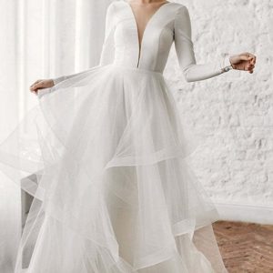 Långärmad V-ringad tyllbrudklänning med lager på lager-kjol