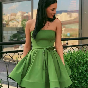Chic Strapless Green Satin Short Prom Dress: Elegant Homecoming & Graduation Attire