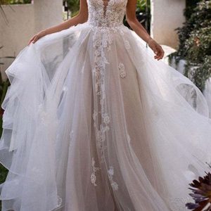 A-linjeformad V-ringad tyllspetsbrudklänning med applikationskjol