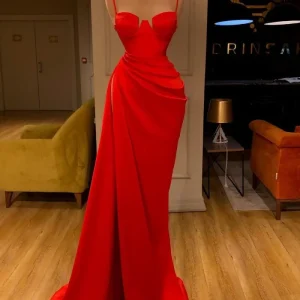 Elegant Red Spaghetti-Strap Mermaid Prom Dress with Slit for Special Occasions