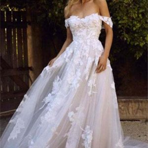 A-linjeformad brudklänning i tyll med bar axel och spetsapplikationer