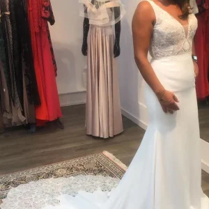 Elegant V-Neck Open Back Spaghetti Strap Mermaid Wedding Gown with Lace Appliques