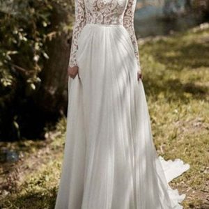 Långärmad spetsklänning i chiffong med illusionsrygg