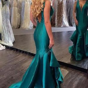 Elegant Satin Mermaid Prom Dress with V-Neck and Flowing Layered Skirt