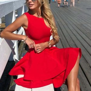 Elegant Layered Short Red Prom Dress: Round Neck, Perfect for Graduation & Homecoming Events